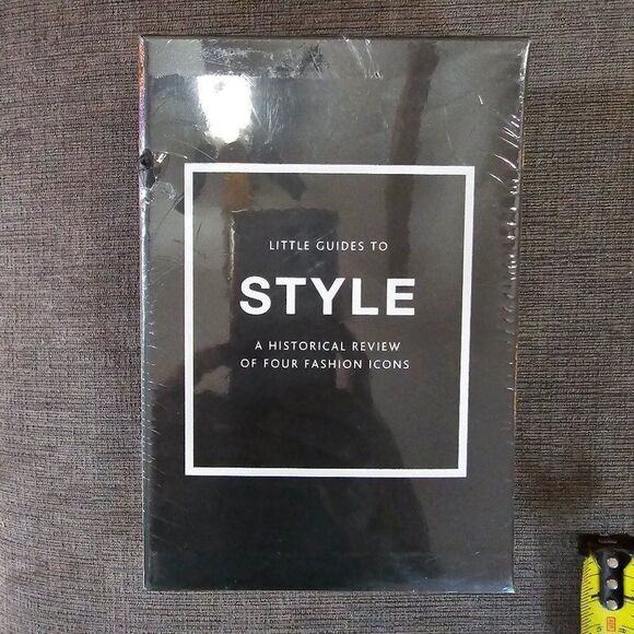Little Guides To Style-Historical Review Of Four Fashion Icons-2 Sets Of Books - Picture 9 of 12